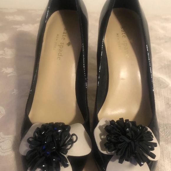 Kate Spade New York Zaria Black Patent Leather Flower Pumps Size 6.5 - Picture 4 of 9